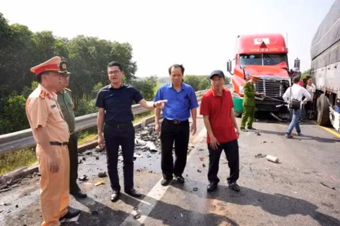 Ngay sau tai nạn, Phó Chủ tịch Ủy ban nhân dân tỉnh Thừa Thiên Huế Hoàng Hải Minh cùng các ngành liên quan đến hiện trường yêu cầu lực lượng chức năng điều tra, làm rõ nguyên nhân.