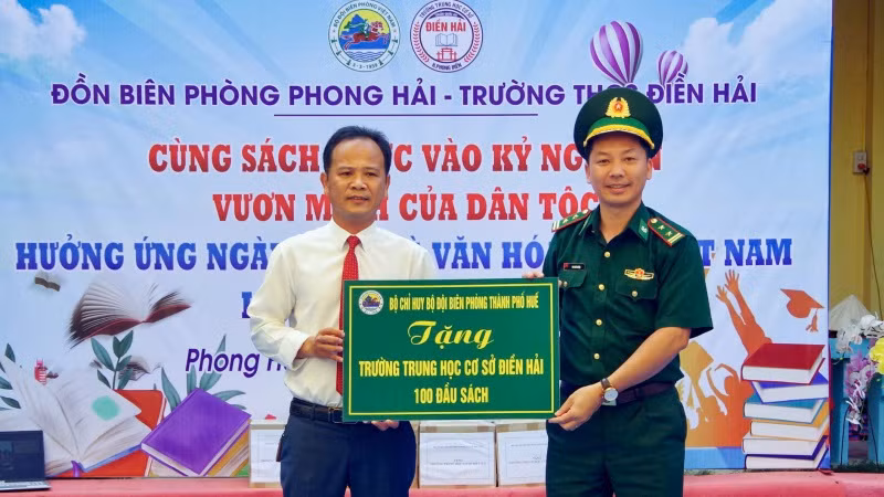 Đại diện Bộ đội Biên phòng thành phố Huế tặng sách cho trường Trung học cơ sở Điền Hải.