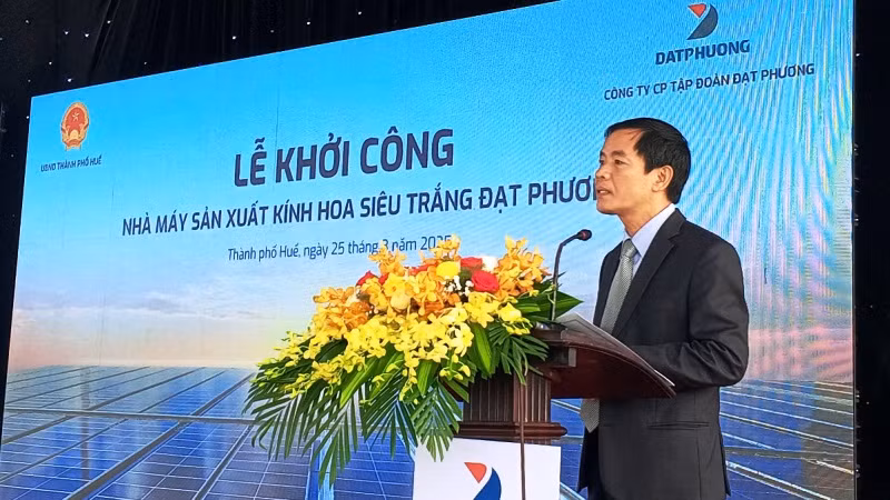 Chủ tịch Ủy ban nhân dân thành phố Nguyễn Văn Phương phát biểu tại lễ khởi công Nhà máy sản xuất kính hoa siêu trắng Đạt Phương.