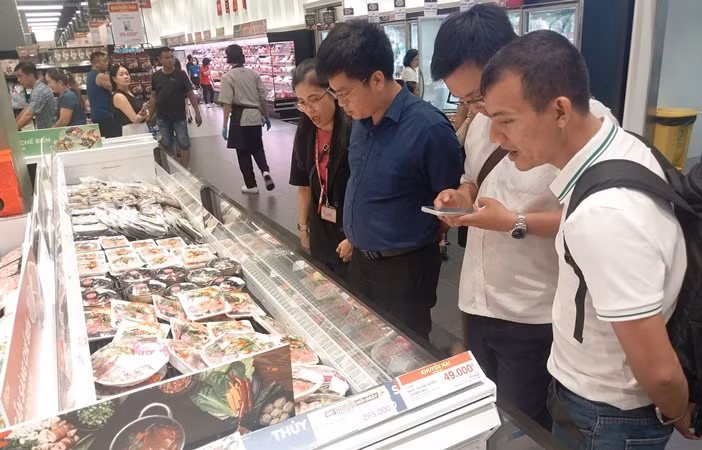 Khách hàng tham quan, mua sắm tại Trung tâm thương mại AEON MALL Huế.