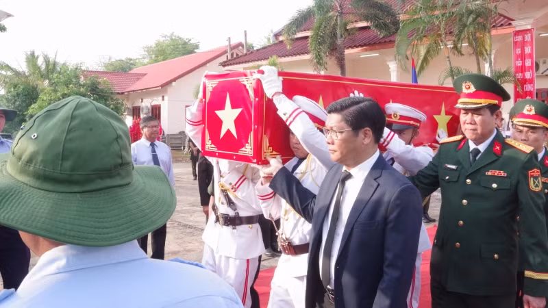 Tiễn đưa các Anh hùng liệt sĩ về với đất mẹ.
