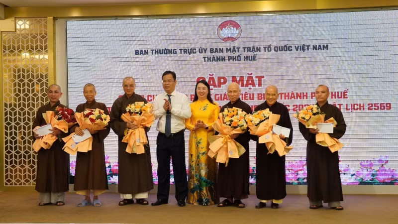 Lãnh đạo Thành ủy và Ủy ban Mặt trận Tổ quốc Việt Nam thành phố Huế tặng hoa chúc mừng Đoàn đại biểu Phật giáo Huế dự Đại lễ Vesak Liên hiệp quốc 2025.