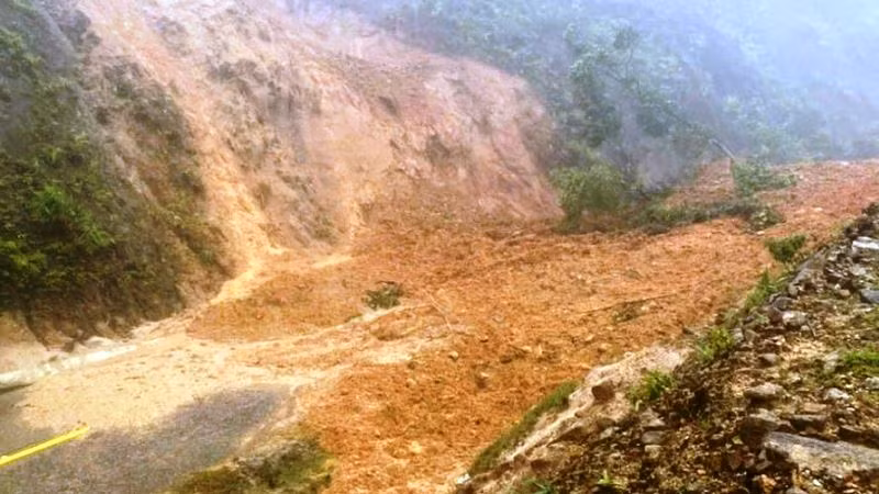 Tại các tuyến đường quốc lộ, tỉnh lộ từ thành phố lên 2 huyện miền núi Nam Đông và A Lưới (Thừa Thiên Huế) thường xuyên bị sạt lở trong mùa mưa lũ.