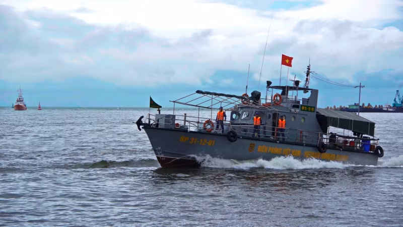 Các lực lượng triển khai ứng phó sự cố tràn dầu tại buổi diễn tập.