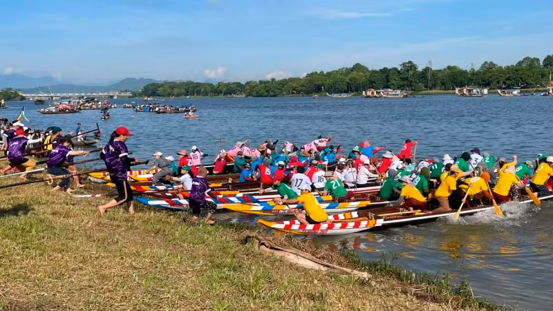 Tranh tài quyết liệt từ điểm xuất phát. Tranh tài quyết liệt từ điểm xuất phát.