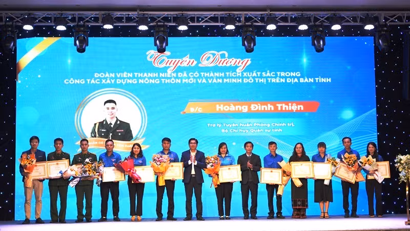 Trao Bằng khen của Chủ tịch Ủy ban nhân dân tỉnh cho 15 thanh niên tiêu biểu trong tham gia xây dựng nông thôn mới và văn minh đô thị.