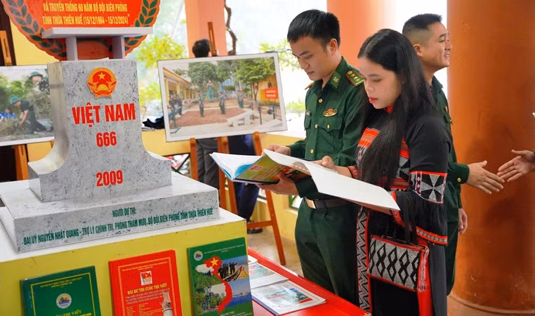 Lãnh đạo các ban, ngành và Bộ đội Biên phòng tham quan gian trưng bày triển lãm các tác phẩm xuất sắc tham 2 cuộc thi.