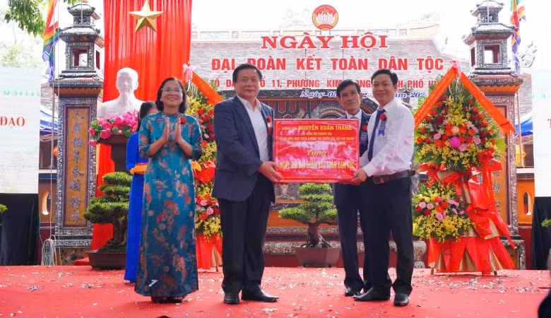 Đồng chí Nguyễn Xuân Thắng tặng quà cho đại diện Mặt trận tổ dân phố 11, phường Kim Long, thành phố Huế.