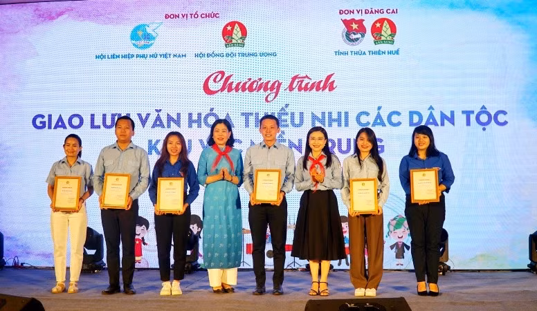 Hội đồng Đội Trung ương trao chứng nhận cho 6 tỉnh đã tích cực tham gia tại ngày hội.