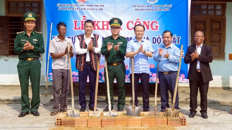 Đại diện lãnh đạo Ủy ban Mặt trận Tổ quốc Việt Nam thành phố Huế cùng Bộ đội Biên phòng thành phố thực hiện nghi thức khởi công xây dựng nhà ở cho gia đình ông Hồ Văn Hình, thôn Cân Te, xã Hồng Thượng (huyện A Lưới).