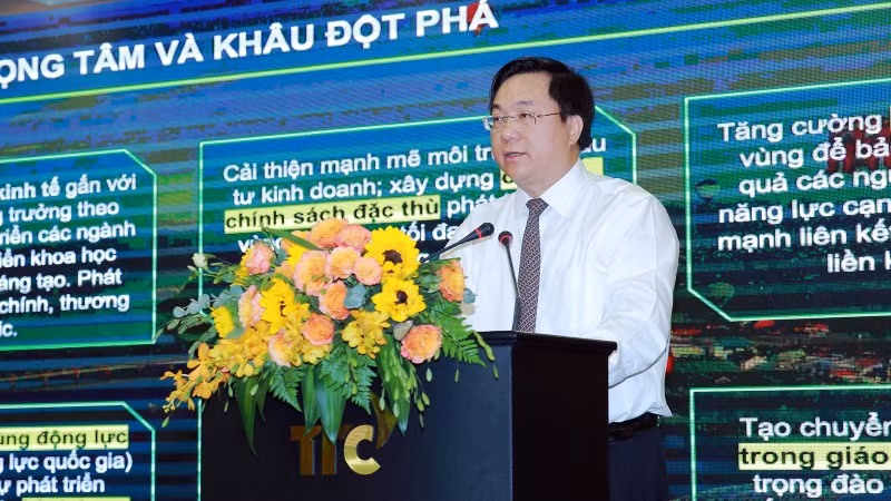 Thứ trưởng Kế hoạch và Đầu Tư Nguyễn Duy Đông trình bày một số nội dung chủ yếu của Quy hoạch vùng Bắc Trung Bộ và duyên hải miền trung thời kỳ 2021-2030, tầm nhìn đến năm 2050.