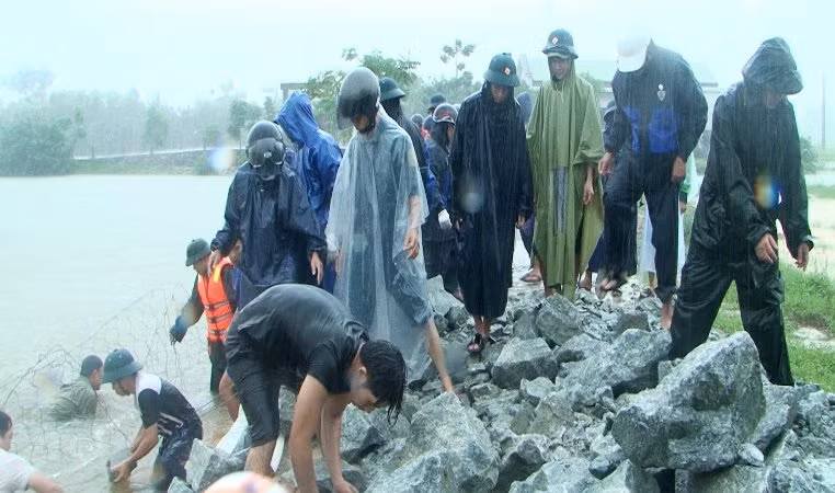 Hàng trăm rọ đá hộc đã được các lực lượng dùng để chống sạt lở đê.