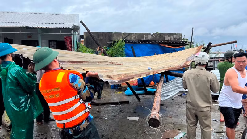 Cán bộ, chiến sĩ Công an phường Thuận An (TP Huế) phối hợp Bộ đội Biên phòng, dân quân tự vệ và Ban bảo vệ dân phố giúp dân di dời tài sản, khắc phục hậu quả do thiên tai gây ra.