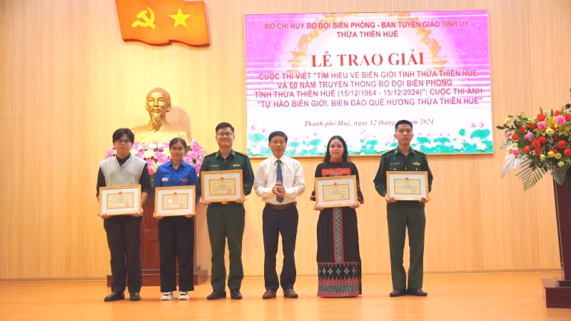 Lãnh đạo Ban Tuyên giáo Tỉnh ủy trao các giải Nhì cho các tác giả tham gia 2 cuộc thi.