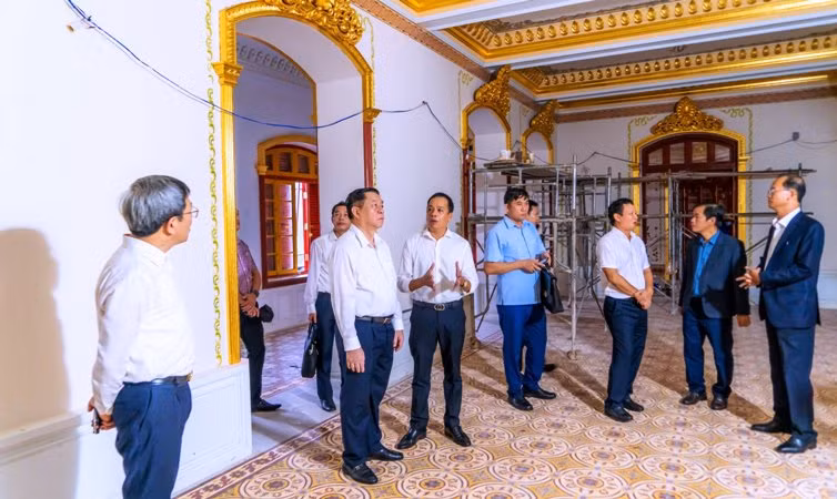 Đồng chí Nguyễn Trọng Nghĩa kiểm tra công tác trùng tu di tích Cố đô Huế.