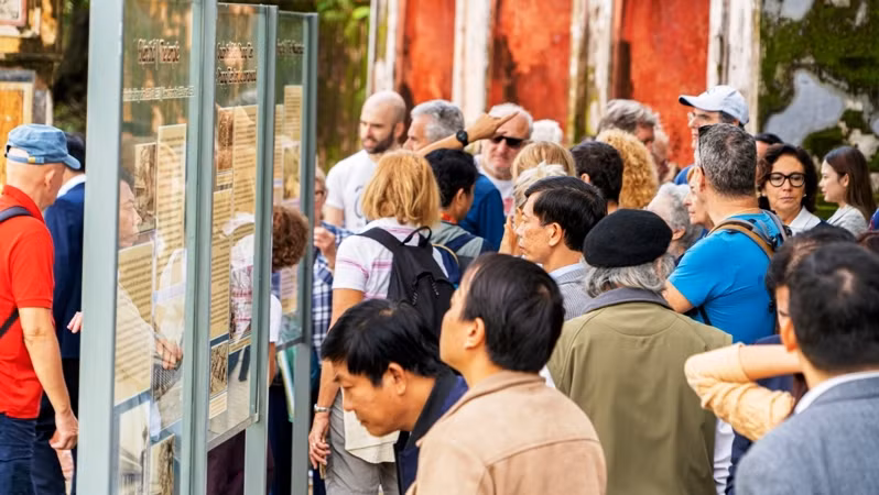 Triển lãm thu hút đông đảo du khách trong và ngoài nước tham gia.