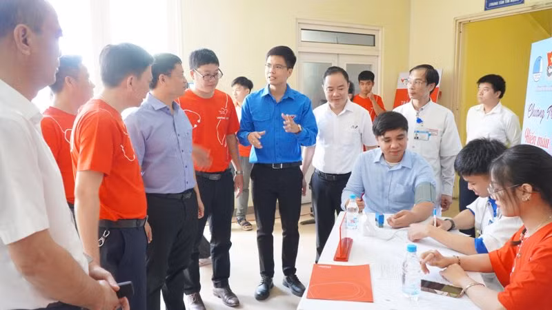 Lãnh đạo tỉnh cùng các ban, ngành thăm hỏi, động viên đội ngũ y bác sĩ, tình nguyện viên tham gia tại chương trình.