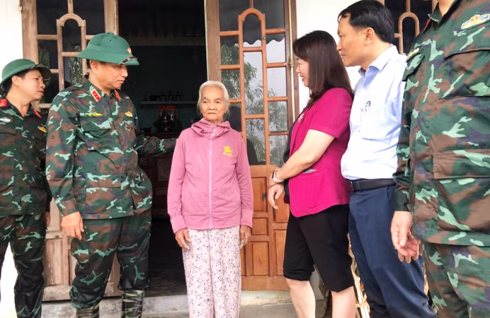 Trung tướng Hà Thọ Bình thăm hỏi, động viên và tặng quà gia đình bị ảnh hưởng do mưa, lũ tại xóm Đảo, thôn Thủ Lễ 2, xã Quảng Phước (huyện Quảng Điền).