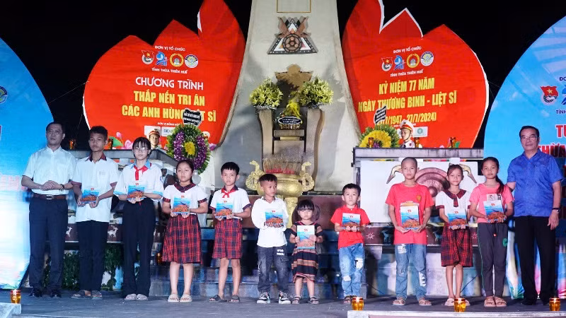 Tặng quà các em học sinh có hoàn cảnh khó khăn trên địa bàn huyện A Lưới.