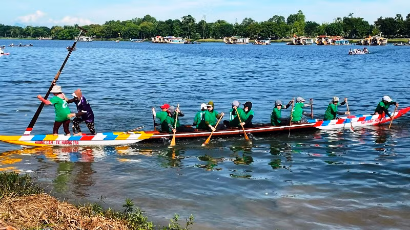 Các vận động viên đội nữ tranh tài quyết liệt khi về đích. Các vận động viên đội nữ tranh tài quyết liệt khi về đích.