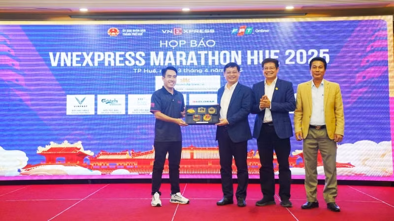 Ban Tổ chức VnExpress Marathon Hue 2025 tặng bộ Huy chương VnExpress Marathon cho lãnh đạo thành phố Huế. (Ảnh: BTC)