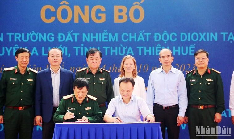Binh chủng hóa học, Bộ Quốc phòng ký kết bàn giao đất sạch cho lãnh đạo huyện A Lưới.