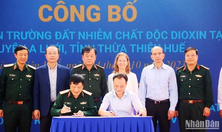 Binh chủng hóa học, Bộ Quốc phòng ký kết bàn giao đất sạch cho lãnh đạo huyện A Lưới.
