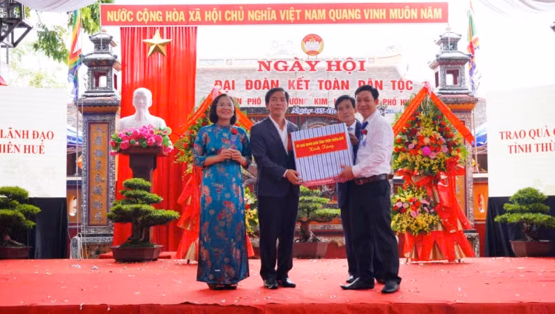 Chủ tịch Ủy ban nhân dân tỉnh Nguyễn Văn Phương trao quà của lãnh đạo tỉnh cho Tổ dân phố 11, phường Kim Long, thành phố Huế.