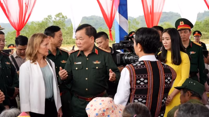 Thượng tướng Hoàng Xuân Chiến trao đổi với đại diện Cơ quan Phát triển quốc tế Hoa kỳ tại Việt Nam cùng các đại biểu dự lễ.