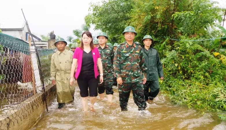 Trung tướng Hà Thọ Bình, Tư lệnh Quân khu 4 cùng Đoàn công tác di chuyển đến thăm các gia đình trong xóm Đảo, thôn Thủ Lễ 2, xã Quảng Phước, huyện Quảng Điền.