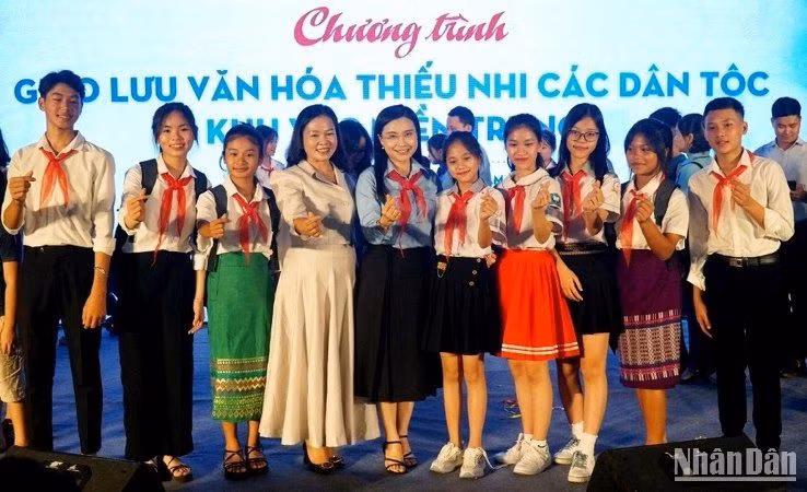 Chương trình giao lưu văn hóa thiếu nhi các dân tộc khu vực miền trung.