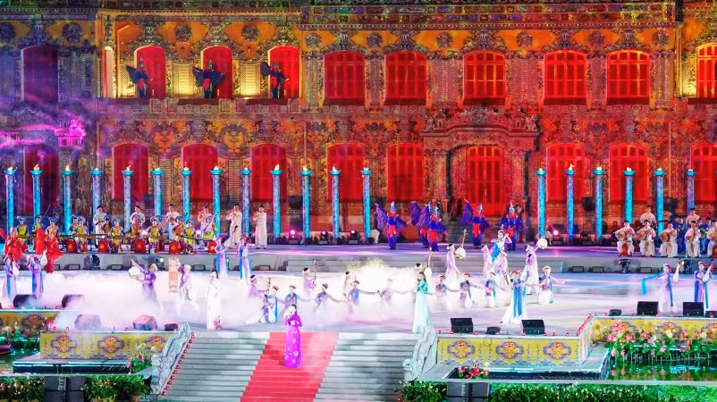 Ca sĩ Vân Khánh cùng tốp múa của các đoàn nghệ thuật truyền thống với “Khúc tình ca xứ Huế”.