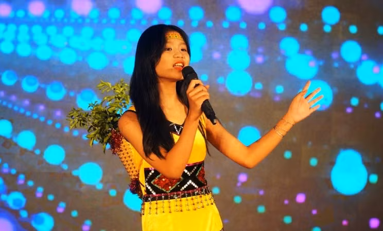 Thiếu nhi các dân tộc các tỉnh trong khu vực tham gia biễn diễn các tiết mục văn nghệ.