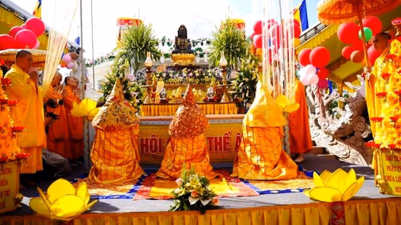 Chư tôn đức Giáo phẩm Chứng minh niêm hương cử hành nghi lễ.