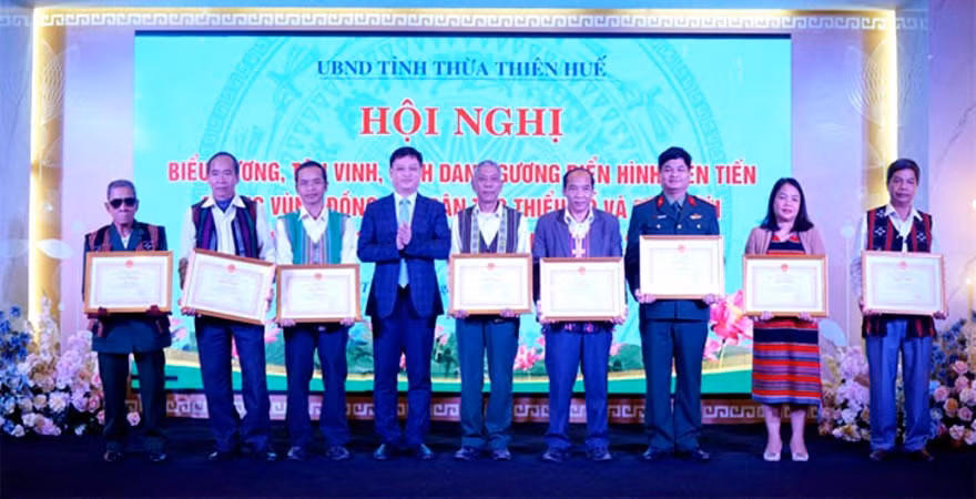 Ủy ban nhân dân tỉnh Thừa Thiên Huế tôn vinh, trao bằng khen cho 48 điển hình tiên tiến vùng đồng bào dân tộc thiểu số.