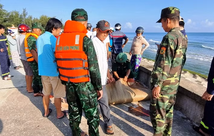 Đến sáng 2/10, các lực lượng cứu hộ cứu nạn đã tìm thấy thi thể em học sinh thứ 2 tử vong do đuối nước trên biển. (Bộ đội Biên phòng cung cấp)