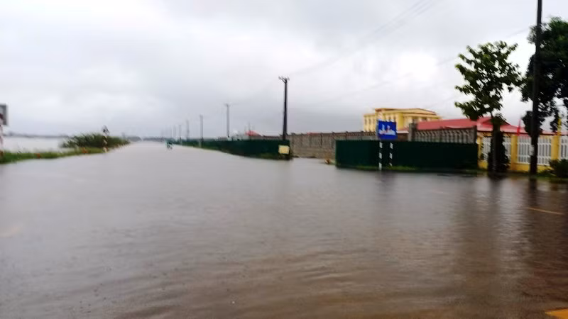 Nhiều khu vực vùng thấp trũng tại các huyện Quảng Điền, Phong Điền, thị xã Hương Trà, TP Huế (tỉnh Thừa Thiên Huế) ngập bị sâu do mưa lớn.