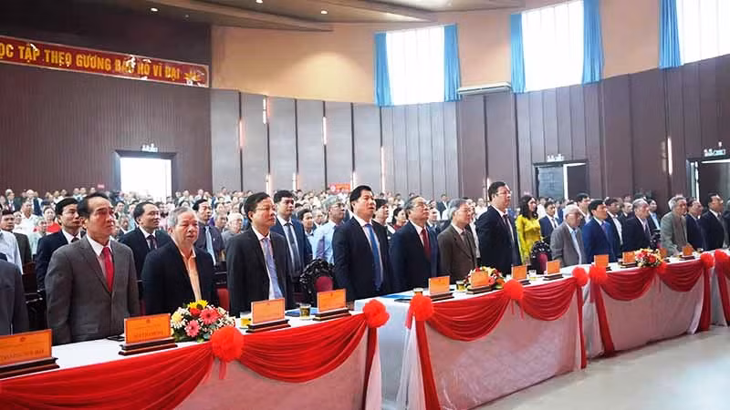 Lãnh đạo thành phố và huyện Quảng Điền qua các thời kỳ cùng đông đảo cựu cán bộ, chiến sĩ lực lượng vũ trang, dân quân, du kích, cơ sở cách mạng tham dự lễ kỷ niệm.