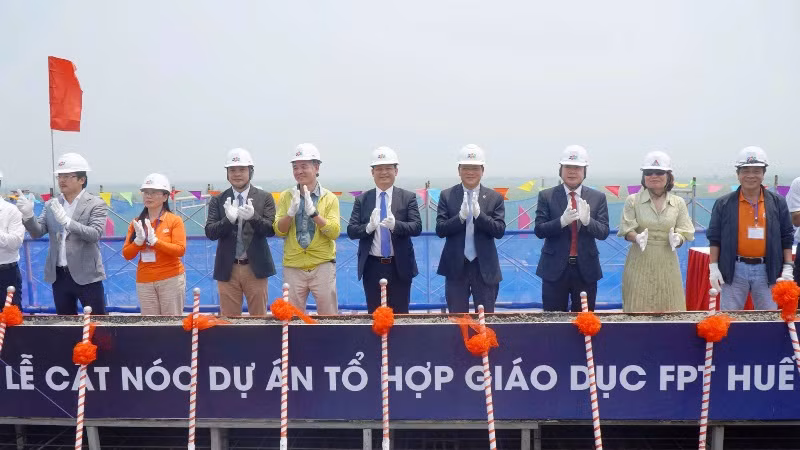 Các đại biểu thực hiện nghi lễ cất nóc dự án Tổ hợp giáo dục FPT tại Huế.
