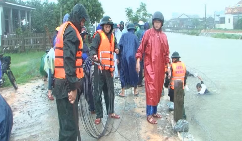Mưa rất lớn kéo dài, nước sông chảy xiết, nên việc xếp kè rọ đá vào vị trí sạt lở gặp nhiều khó khăn.