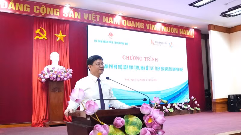 Phó Chủ tịch Thường trực Ủy ban nhân dân thành phố Huế Nguyễn Thanh Bình phát biểu tại buổi tiếp nhận.