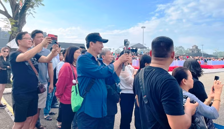 Lễ Ban Sóc đã thu hút đông đảo du khách đến xem.