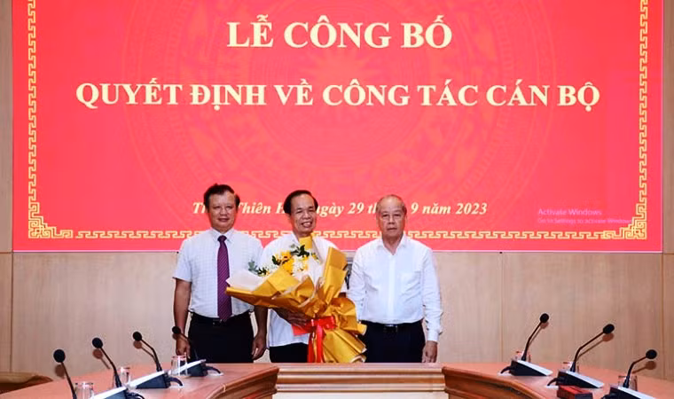 Bí thư Tỉnh ủy Lê Trường Lưu và Phó Bí thư Thường trực Tỉnh ủy Phan Ngọc Thọ trao Quyết định và tặng hoa ghi nhận những đóng góp của ông Hồ Văn Hải.