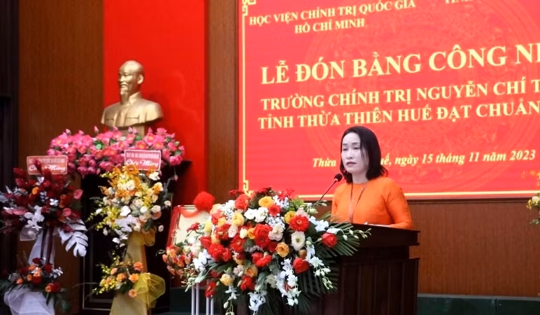 Đồng chí Nguyễn Thị Châu, Hiệu trưởng Trường Chính trị Nguyễn Chí Thanh báo cáo quá trình xây dựng nhà trường đạt chuẩn mức 1.