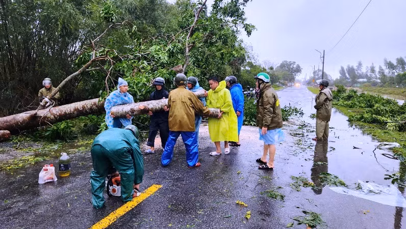 Lực lượng công an dọn dẹp cây xanh gãy đổ trên đường.