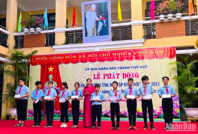 Lãnh đạo thành phố Huế trao học bổng cho các học sinh có hoàn cảnh khó khăn.