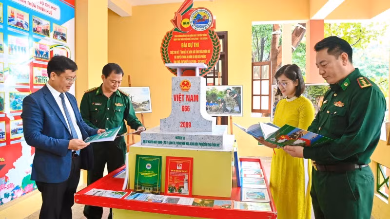 Đồng chí Nguyễn Thanh Bình (ngoài cùng bên trái) cùng các đại biểu tham quan những bài viết xuất sắc tham gia Cuộc thi viết “Tìm hiểu về biên giới tỉnh Thừa Thiên Huế và truyền thống 60 năm Bộ đội Biên phòng Thừa Thiên Huế (15/12/1964-15/12/2024)”. (Ảnh: Ngọc Bình)