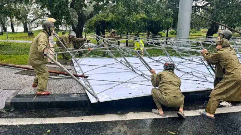 Gió bão quật đổ biển tuyên truyền quảng cáo.