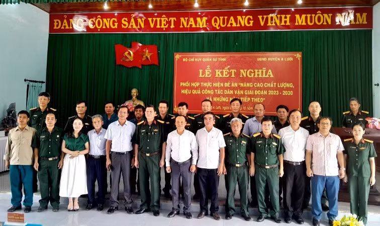 Các đại biểu 2 cơ quan Bộ Chỉ huy Quân sự tỉnh và Ủy ban nhân dân huyện A Lưới chụp ảnh lưu niệm.