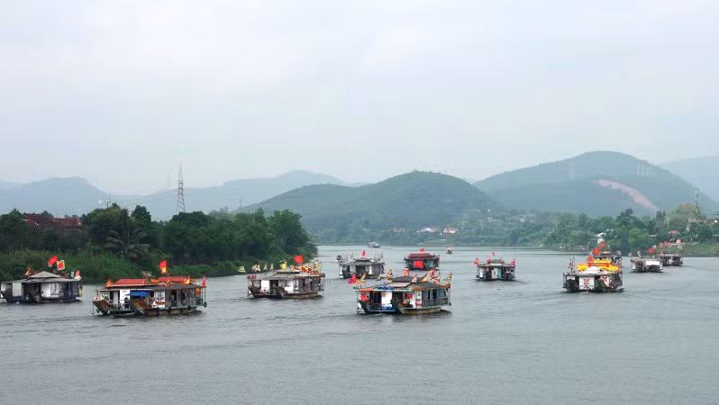 Đoàn thuyền rồng xuất phát từ di tích Nghinh Lương Đình, xuôi theo sông Hương lên thượng nguồn đến điện Huệ Nam (xã Hương Thọ).